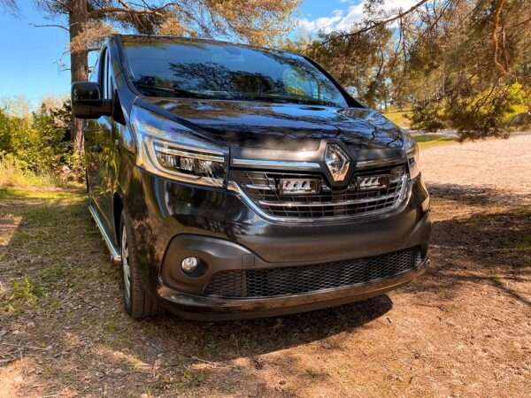 Renault Trafic (2019-2022) - Kit de Iluminação na Grelha (inclui: 2x Triple-R 750 Std (Gen2), 1x Suportes de Montagem na Grelha, 1x Kit de Cablagem)