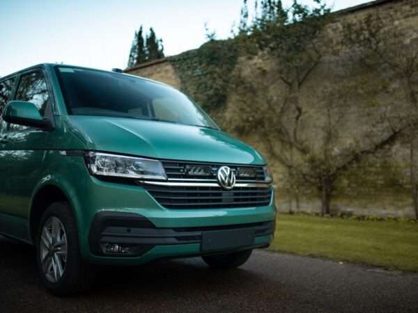 VW T6.1 (2019+) - Kit de Iluminação para Grelha (inclui: 2x Triple-R 750 Wide, 1x Suportes de Montagem para Grelha, 1x Kit de Cablagem)
