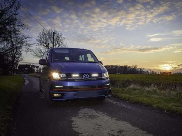 VW T6 - Kit de Iluminação para Grelha (inclui: 2x ST4 Evo, 1x Suportes para Grelha, 1x Kit de Cablagem)