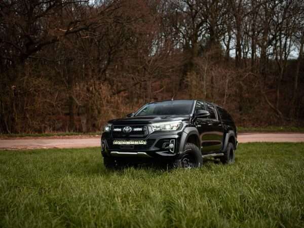 Kit de Montagem de Barra no Para-choques (Para Triple-R 16) "Lazer Lamps" Toyota Hilux (2017-2020)