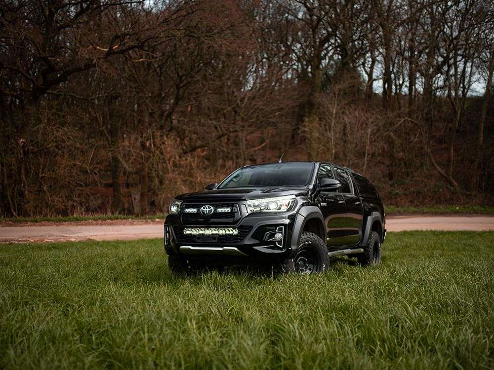 Kit de Montagem de Barra no Para-choques (Para Triple-R 16) "Lazer Lamps" Toyota Hilux (2017-2020)