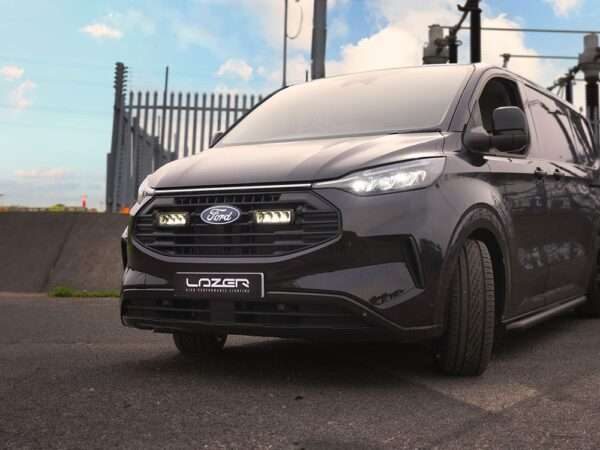 Ford Transit Custom (2024+) - Kit de Iluminação para Grelha (inclui: 2x Triple-R 750 Wide, 1x Suportes de Montagem para Grelha, 1x Kit de Cablagem)