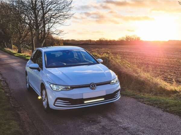 VW Golf MK8 (2020-2024) - Kit de Iluminação para Grelha (inclui: 1x Glide com PL, 1x Suportes de Montagem para Grelha, 1x Kit de Cablagem)