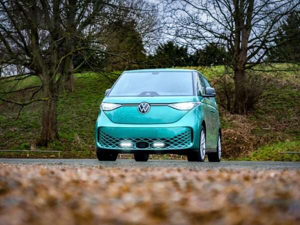 VW ID Buzz (2023+) - Kit de Iluminação para Grelha (inclui: 2x Linear-6 Elite, 1x GM-BUZZ-01K, 1x Kit de Cablagem)