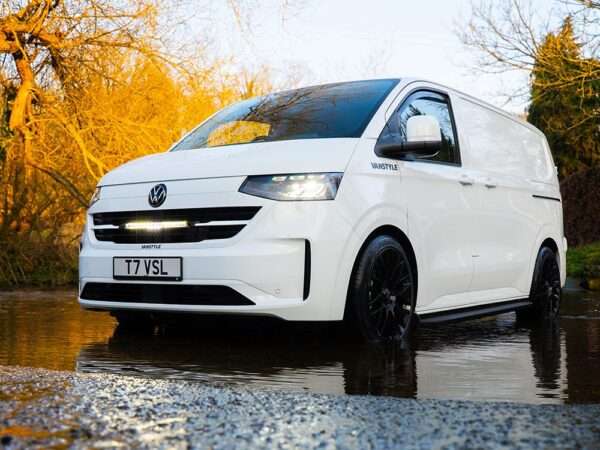VW Transporter 7 (2025+) - Kit de Iluminação para Grelha (inclui: 1x Glide Elite, 1x Suportes para Grelha, 1x Kit de Cablagem)