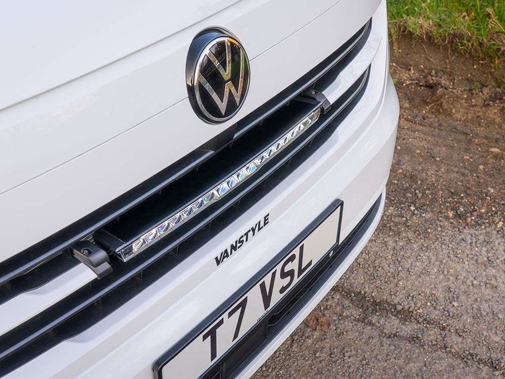 VW Transporter 7 (2025+) - Kit de Iluminação para Grelha (inclui: 1x Linear-18 Elite iLBA com cablagem, e 1x Suportes para Grelha) - Image 3