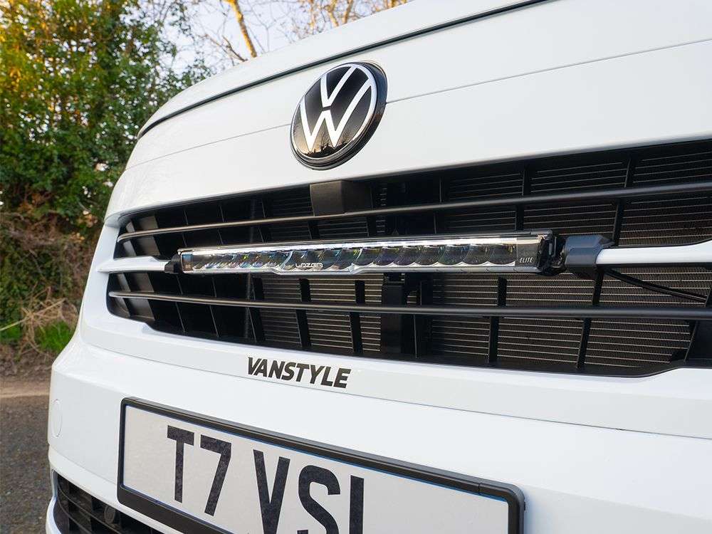 VW Transporter 7 (2025+) - Kit de Iluminação para Grelha (inclui: 1x Glide Standard, 1x Suportes para Grelha, 1x Kit de Cablagem) - Image 3