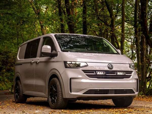 VW Transporter 7 (2025+) - Kit de Iluminação na Grelha (inclui: 2x Triple-R 750 Wide, 1x Suportes de Montagem na Grelha, 1x Kit de Cablagem)